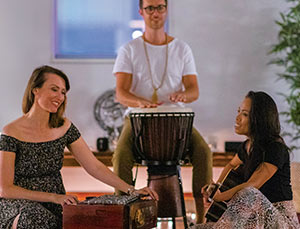Candace & Simon Earl (Kirtan)